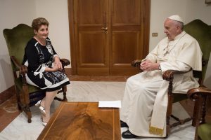 Le Dr Enoc reçue par le pape François © L'Osservatore Romano
