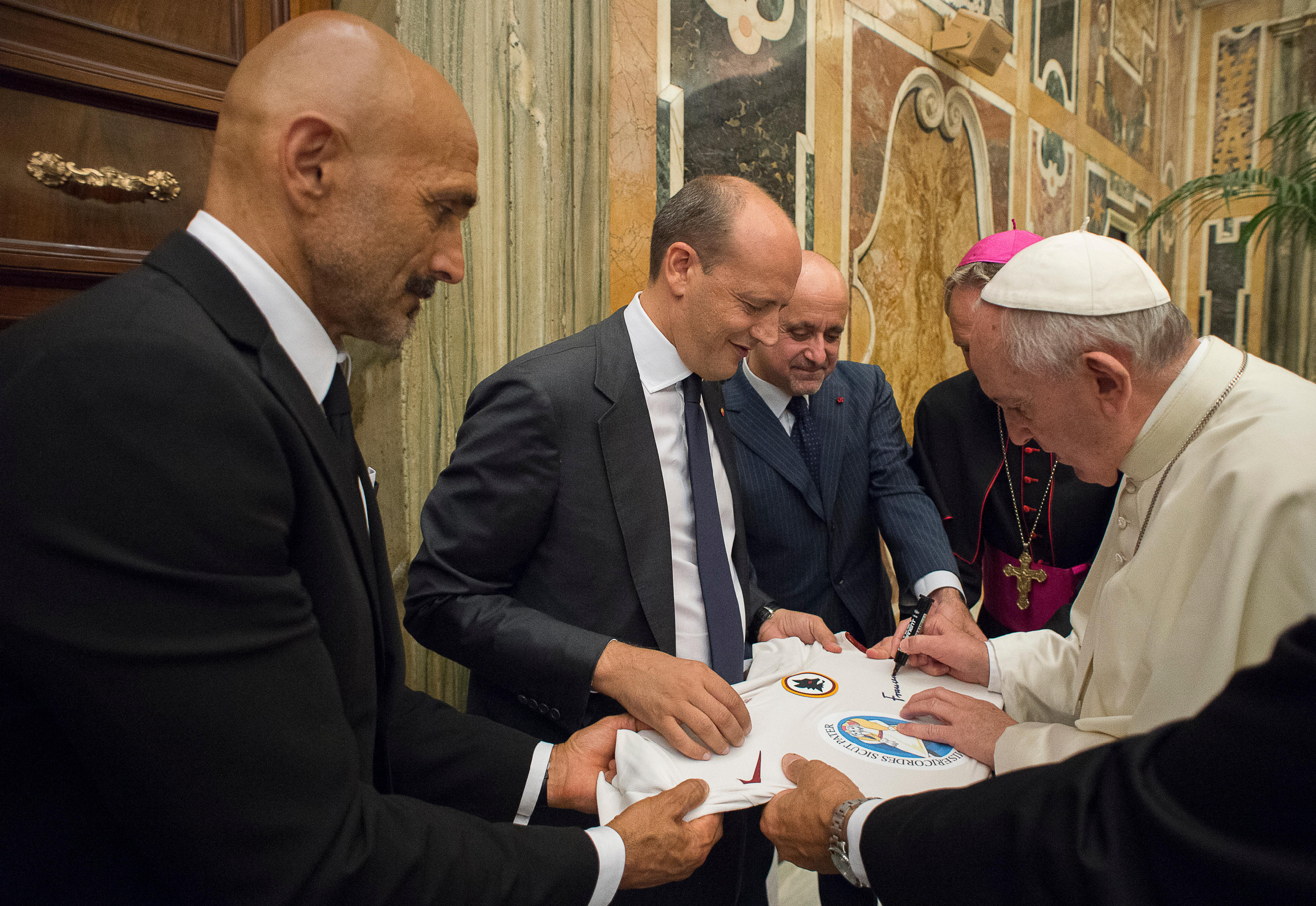 Le maillot signé par le pape François sera vendu aux enchères © L'Osservatore Romano