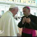 Mgr Lebrun salue le pape au terme de l'audience générale, 14 sept. 2016, capture CTV