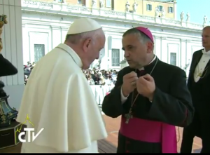 Mgr Lebrun salue le pape au terme de l'audience générale, 14 sept. 2016, capture CTV