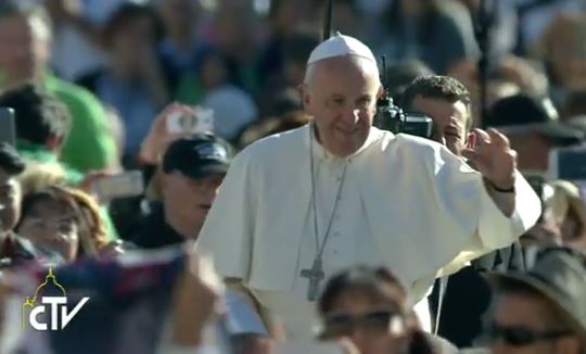 Pape dans la foule, audience générale du 5 octobre 2016, capture CTV