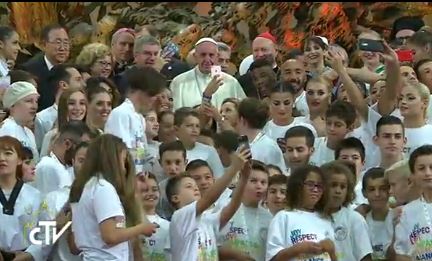 Selfies de jeunes sportifs avec le pape, capture CTV