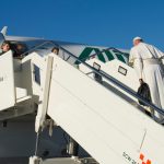 Le pape embarque pour la Suède à bord d'un avion Alitalia @ L'Osservatore Romano