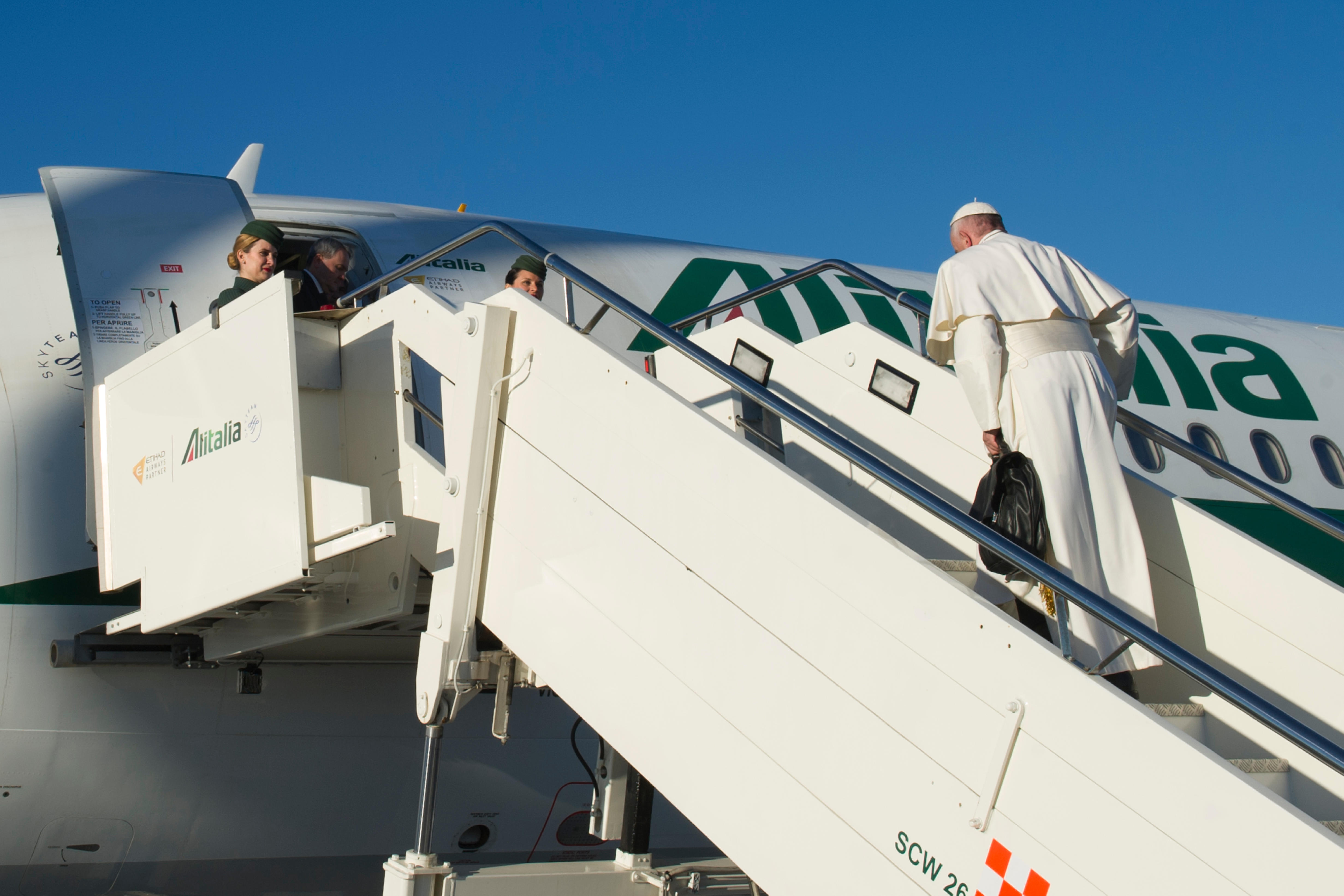 Le pape embarque pour la Suède à bord d'un avion Alitalia @ L'Osservatore Romano