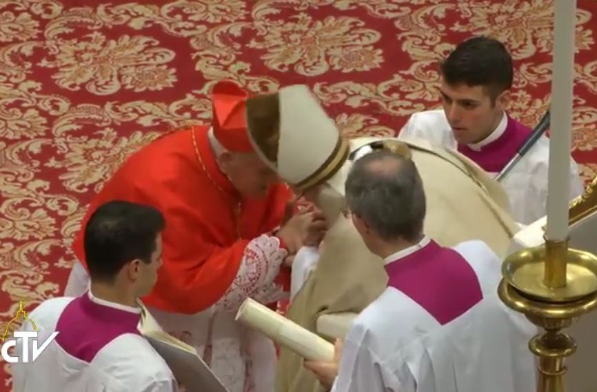 Geste de respect du pape au cardinal Simoni, capture CTV