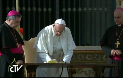 Le pape signe sa Lettre apostolique Misericordia et Misera, capture CTV