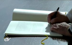 Le pape signe sa Lettre apostolique Misericordia et Misera, capture CTV