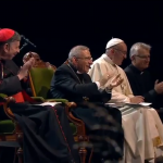 L'évêque luthérien Younan entre le pape François et le card. Koch, au fond le Rév. Martin Junge, secrétaire général de la FLM (Malmö, 31 oct. 2016), capture FLM