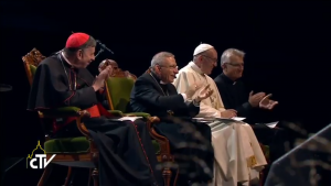 L'évêque luthérien Younan entre le pape François et le card. Koch, au fond le Rév. Martin Junge, secrétaire général de la FLM (Malmö, 31 oct. 2016), capture FLM