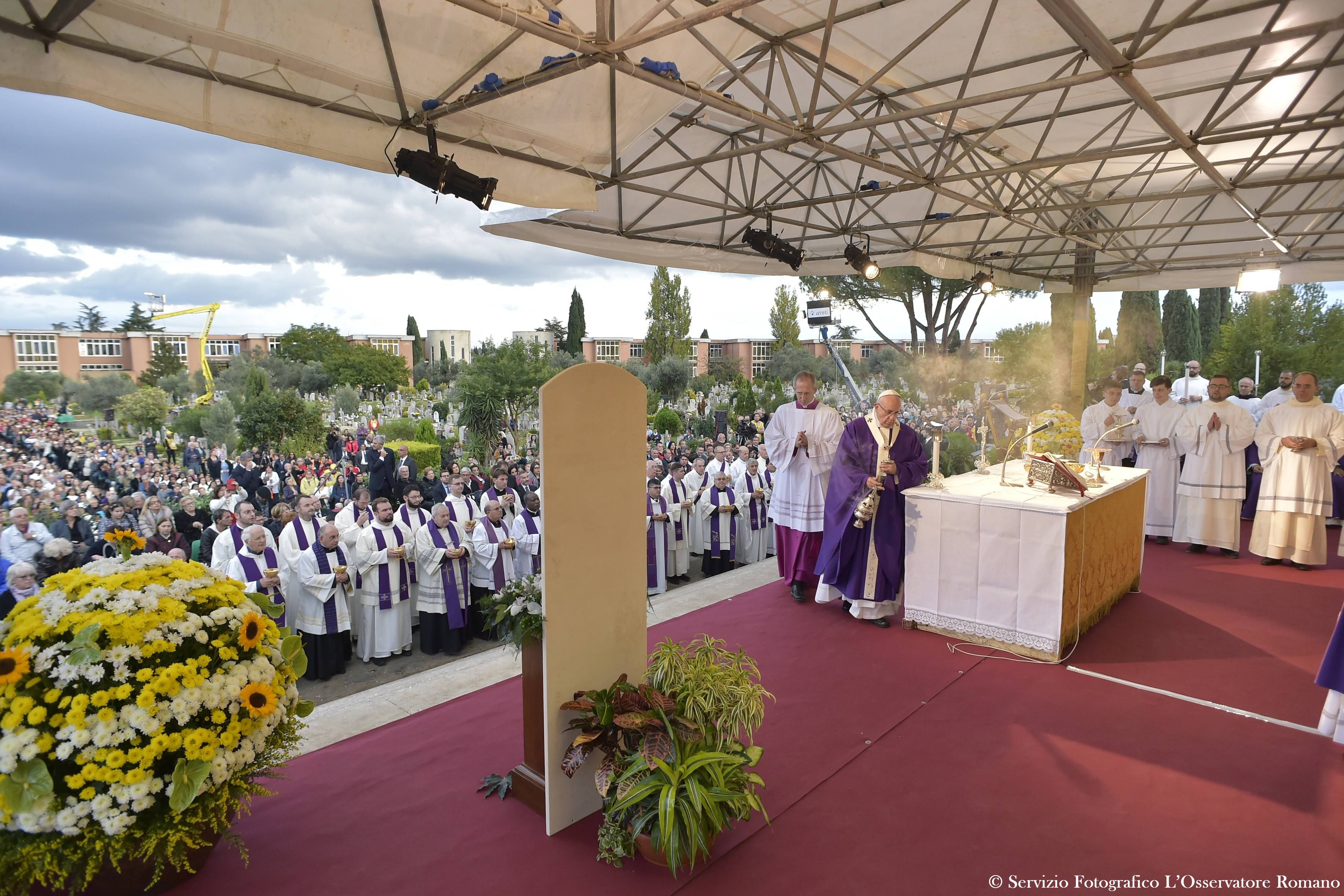 Messe au cimetière Flaminio © L'Osservatore Romano
