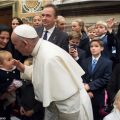 Le pape reçoit la famille des Habsbourg © L'Osservatore Romano