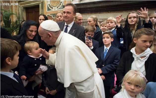 Le pape reçoit la famille des Habsbourg © L'Osservatore Romano