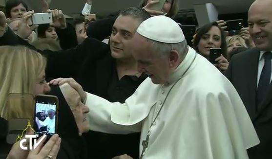 Le pape bénit une personne âgée, capture CTV