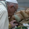 Le pape vénère l'Enfant Jésus, capture CTV