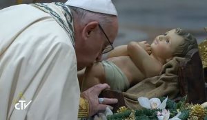 Le pape vénère l'Enfant Jésus, capture CTV