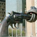 Sculpture du pistolet noué au siège de l'ONU à New York © research.un.org