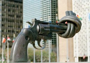 Sculpture du pistolet noué au siège de l'ONU à New York © research.un.org