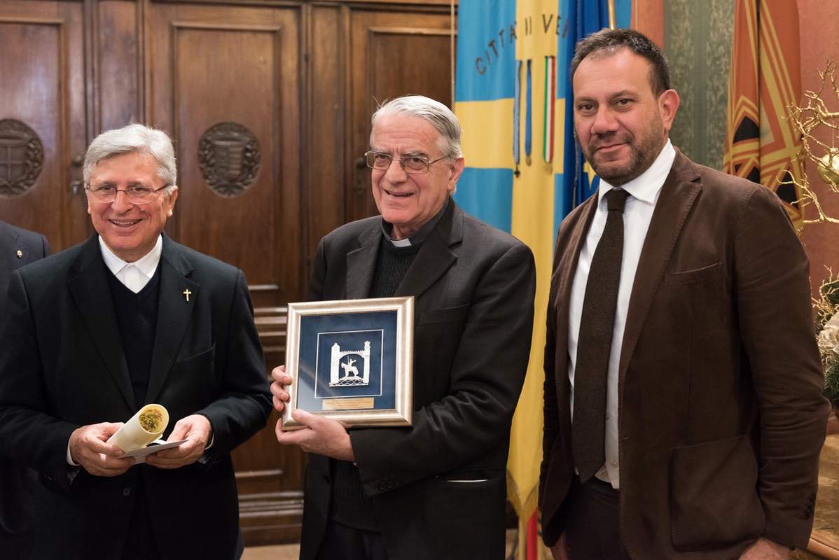 Le p. Lombardi reçoit un Prix de journalisme © UCSI
