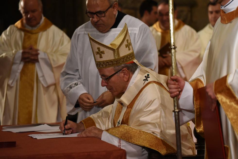Le card. Clemente signa l "Constitution synodale" de Lisbonne , courtoisie de agencia.ecclesia.pt
