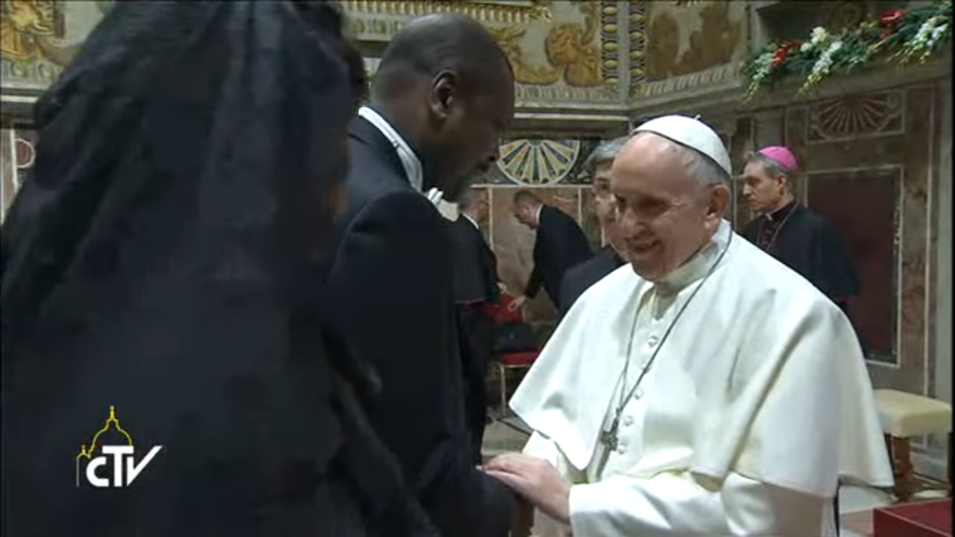 Le pape François salue l'ambassadeur de l'Angola, doyen du Corps diplomatique, et son épouse, capture CTV