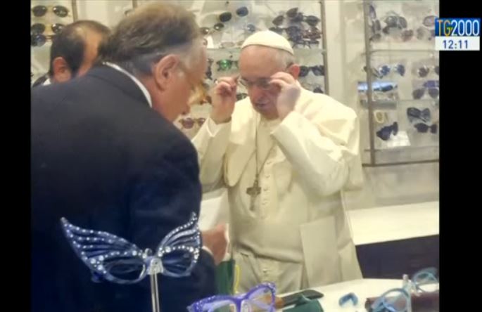 Le pape change ses lunettes chez l'opticien, capture TG2000