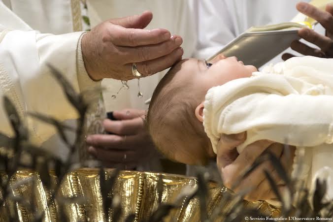 Le pape François baptise 28 nouveaux-nés, Chapelle Sixtine, 8 janvier 2017 © L'Osservatore Romano