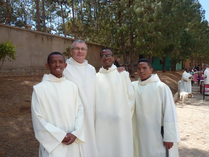 Fr Alain-Samuel Jeancler et des frères de Madagascar © OHSJD