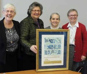 Le Prix card. Béa, sr Clare Jardine, sr Mary Babic (supérieure générale), sr Adriana Castro, sr Marie Lise Adou, courtoisie de NDS
