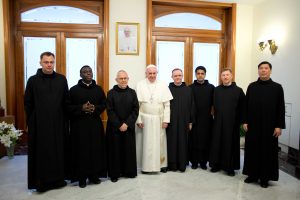 Audience aux frères de la pharmacie, fr Eligiusz à g. © L'Osservatore Romano