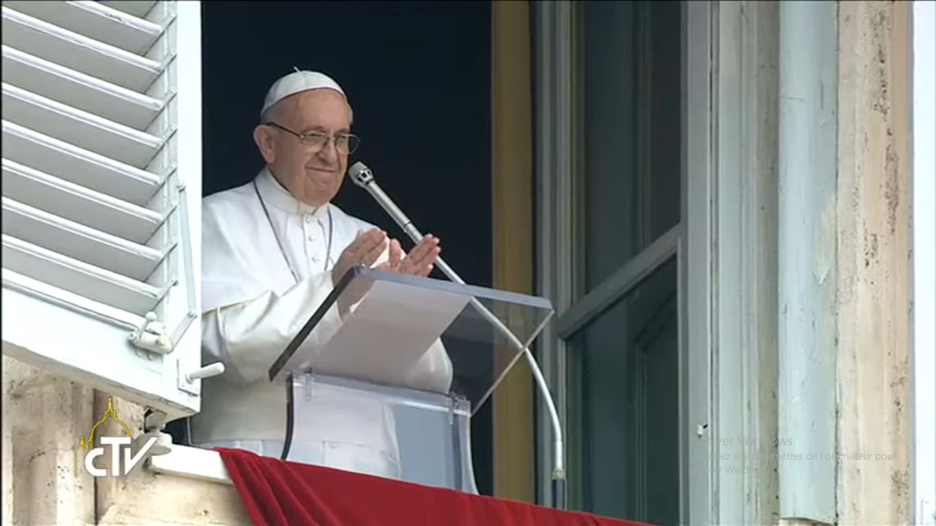 Angélus, 19 mars 2017, le Pape applaudit les papas, capture CTV