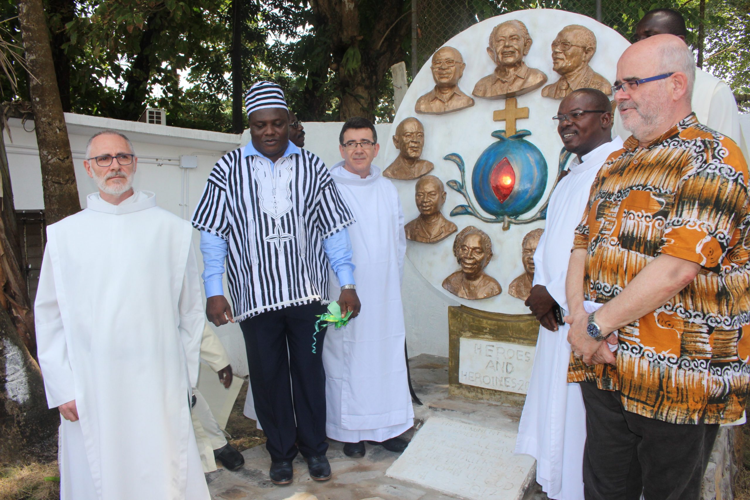 Monument en mémoire du personnel mort au service des malades © sjcatholichospital.com