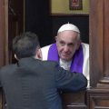 Le pape François confesse © L'Osservatore Romano