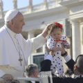 Audience 15 mars 2017, le pape bénit un enfant © L'Osservatore Romano