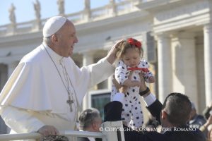Audience 15 mars 2017, le pape bénit un enfant © L'Osservatore Romano