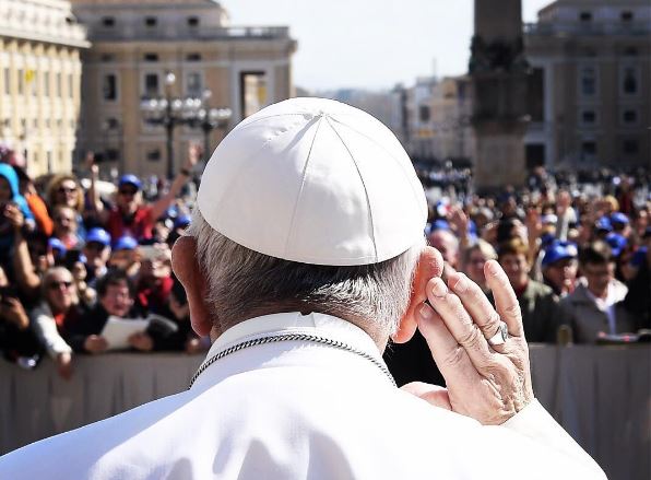 Le pape devant des jeunes © L'Osservatore Romano