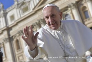 Le pape François salue la foule © L'Osservatore Romano