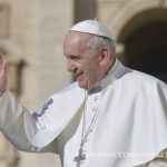 Le pape François salue la foule © L'Osservatore Romano