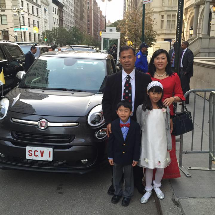 Page facebook de la famille Booncharoen devant la Fiat 500L du pape aux Etats-Unis