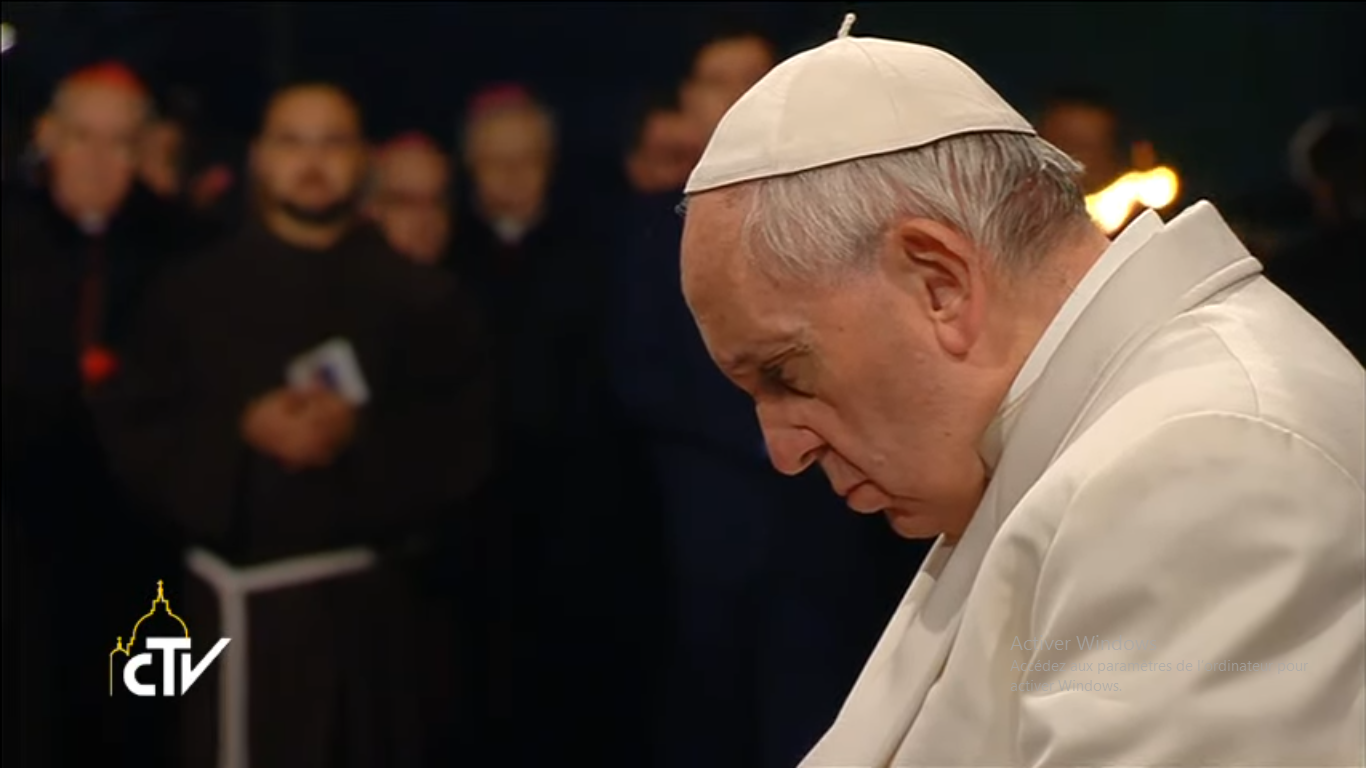 Le pape François en prière, capture CTV