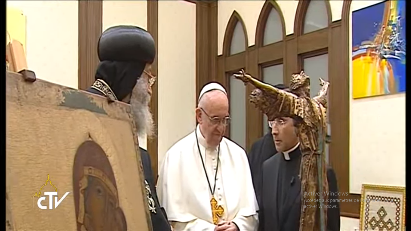 Echange de cadeaux entre le patriarche Tawadros et le pape François, capture
