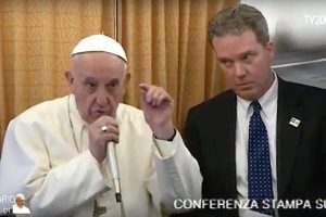 Conférence de presse, vol Le Caire-Rome, 29 avril 2017, capture TV2000