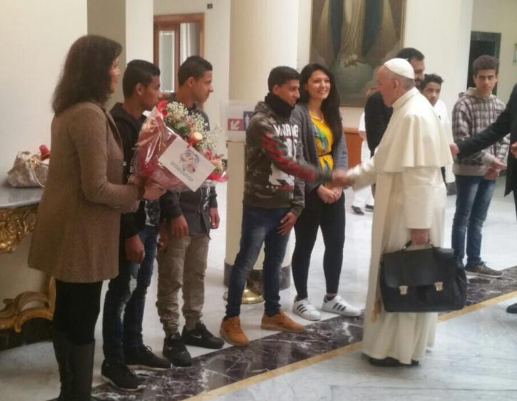 Des jeunes égyptiens souhaitent au pape bon voyage © Twitter Centre Astalli