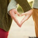 Le coeur et les mains © kristina-litvjak-50445-001 (Unsplash)