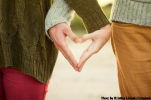 Le coeur et les mains © kristina-litvjak-50445-001 (Unsplash)