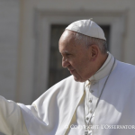 Le pape le pouce levé © L'Osservatore Romano