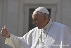 Le pape le pouce levé © L'Osservatore Romano