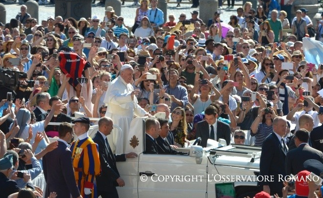 Le pape salue la foule © L'Osservatore Romano