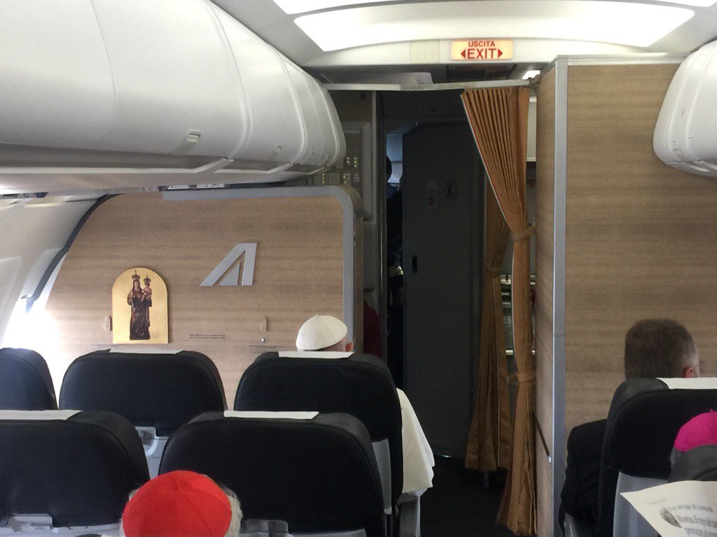 Le pape dans l'avion Rome-Fatima © Twitter Greg Burke