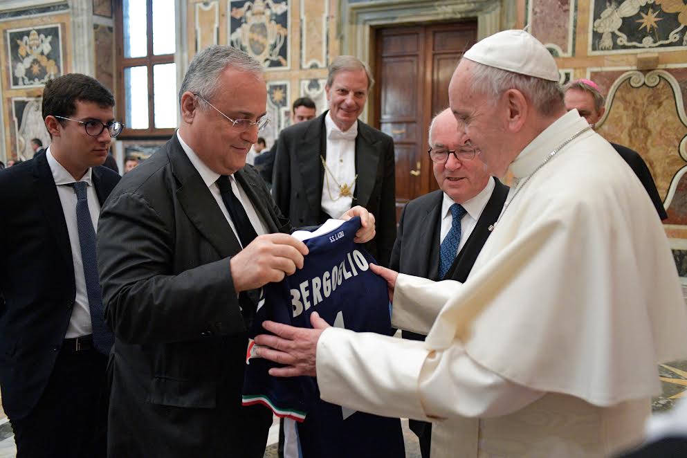 Le pape reçoit son maillot de football © L'Osservatore Romano