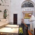 Devant les tombes de Francisco et Jacinta de Fatima © L'Osservatore Romano